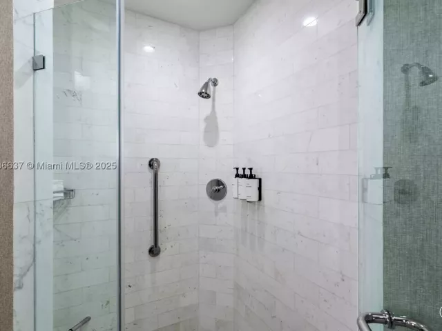 2-bedroom condo for sale in Fort Lauderdale - 551 N Fort Lauderdale Beach Blvd R2205 - MondialRealty