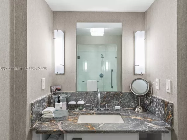2-bedroom condo for sale in Fort Lauderdale - 551 N Fort Lauderdale Beach Blvd R2205 - MondialRealty