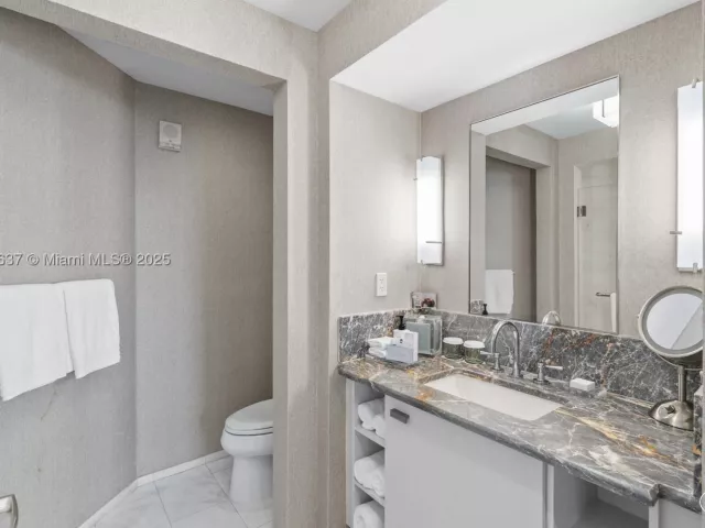 2-bedroom condo for sale in Fort Lauderdale - 551 N Fort Lauderdale Beach Blvd R2205 - MondialRealty