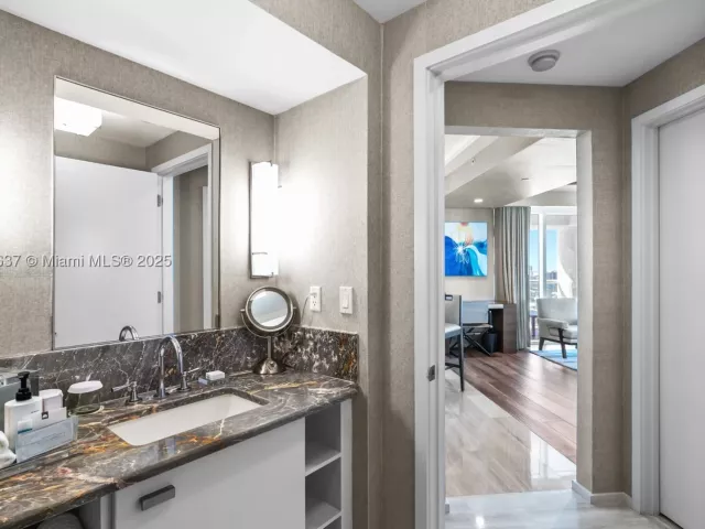 2-bedroom condo for sale in Fort Lauderdale - 551 N Fort Lauderdale Beach Blvd R2205 - MondialRealty