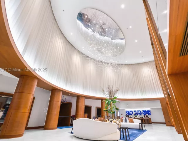 2-bedroom condo for sale in Fort Lauderdale - 551 N Fort Lauderdale Beach Blvd R2205 - MondialRealty