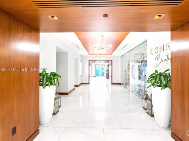 2-bedroom condo for sale in Fort Lauderdale - 551 N Fort Lauderdale Beach Blvd R2205 - MondialRealty