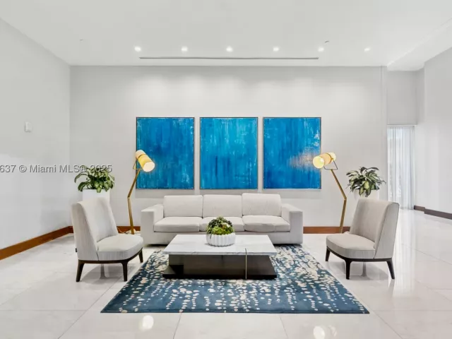 2-bedroom condo for sale in Fort Lauderdale - 551 N Fort Lauderdale Beach Blvd R2205 - MondialRealty