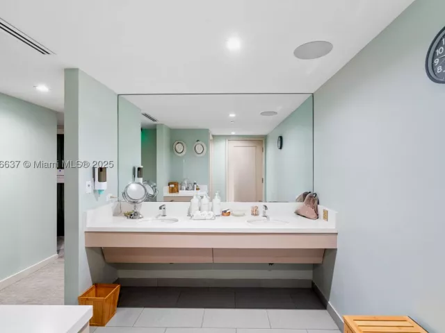 2-bedroom condo for sale in Fort Lauderdale - 551 N Fort Lauderdale Beach Blvd R2205 - MondialRealty