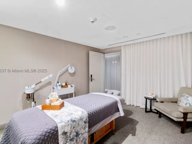 2-bedroom condo for sale in Fort Lauderdale - 551 N Fort Lauderdale Beach Blvd R2205 - MondialRealty