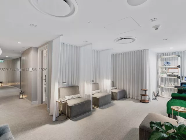 2-bedroom condo for sale in Fort Lauderdale - 551 N Fort Lauderdale Beach Blvd R2205 - MondialRealty