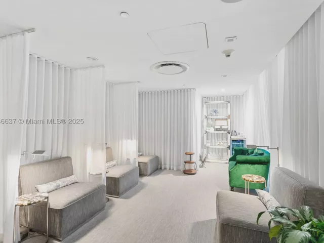 2-bedroom condo for sale in Fort Lauderdale - 551 N Fort Lauderdale Beach Blvd R2205 - MondialRealty