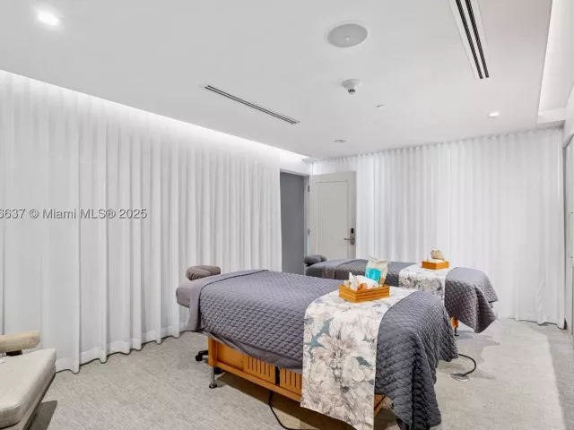 2-bedroom condo for sale in Fort Lauderdale - 551 N Fort Lauderdale Beach Blvd R2205 - MondialRealty
