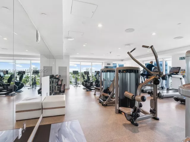 2-bedroom condo for sale in Fort Lauderdale - 551 N Fort Lauderdale Beach Blvd R2205 - MondialRealty