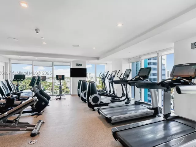 2-bedroom condo for sale in Fort Lauderdale - 551 N Fort Lauderdale Beach Blvd R2205 - MondialRealty