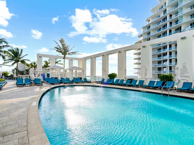 2-bedroom condo for sale in Fort Lauderdale - 551 N Fort Lauderdale Beach Blvd R2205 - MondialRealty