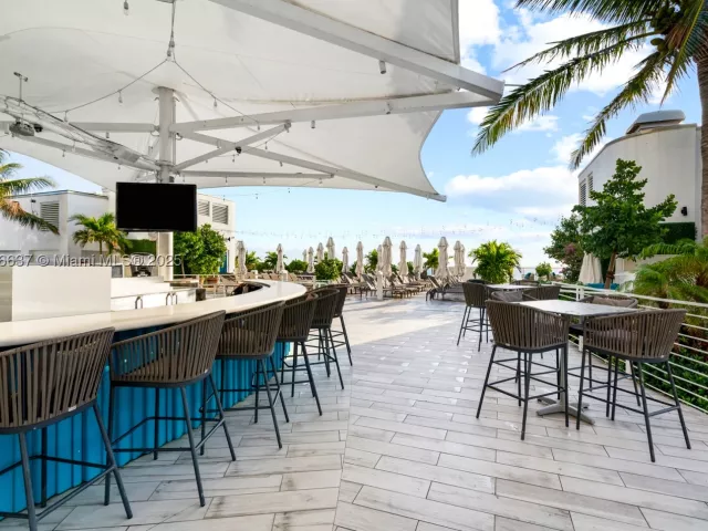 2-bedroom condo for sale in Fort Lauderdale - 551 N Fort Lauderdale Beach Blvd R2205 - MondialRealty