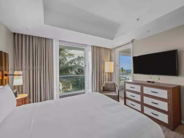 2-bedroom condo for sale in Fort Lauderdale - 551 N Fort Lauderdale Beach Blvd R201 - MondialRealty