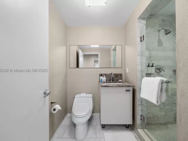 2-bedroom condo for sale in Fort Lauderdale - 551 N Fort Lauderdale Beach Blvd R201 - MondialRealty