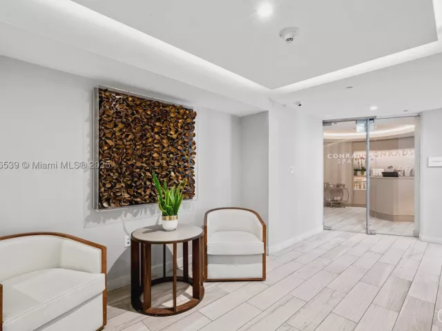 2-bedroom condo for sale in Fort Lauderdale - 551 N Fort Lauderdale Beach Blvd R201 - MondialRealty