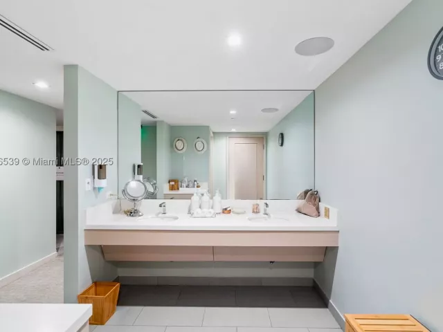 2-bedroom condo for sale in Fort Lauderdale - 551 N Fort Lauderdale Beach Blvd R201 - MondialRealty