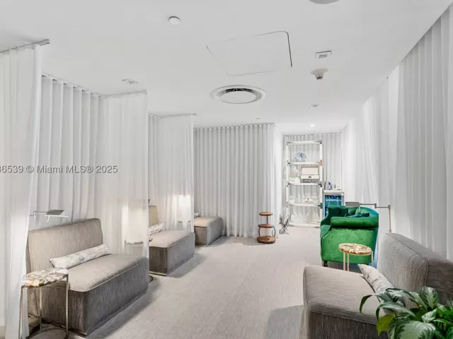 2-bedroom condo for sale in Fort Lauderdale - 551 N Fort Lauderdale Beach Blvd R201 - MondialRealty