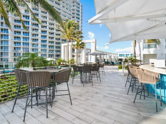2-bedroom condo for sale in Fort Lauderdale - 551 N Fort Lauderdale Beach Blvd R201 - MondialRealty