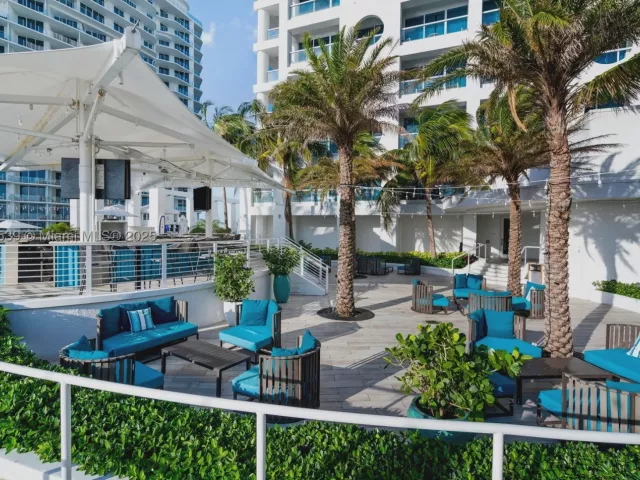 2-bedroom condo for sale in Fort Lauderdale - 551 N Fort Lauderdale Beach Blvd R201 - MondialRealty