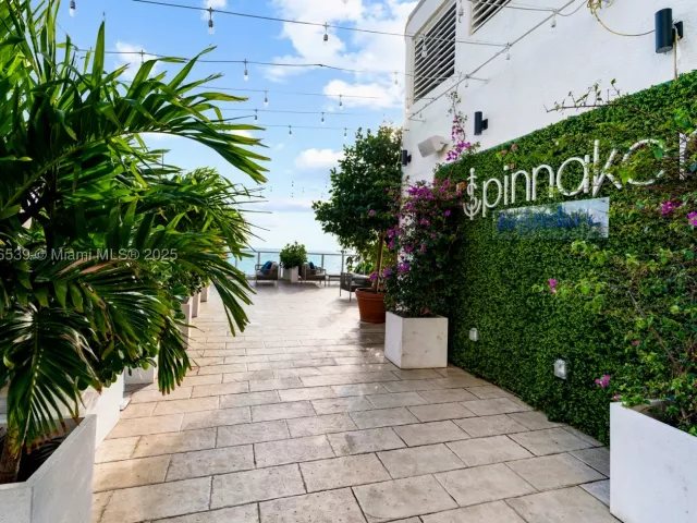 2-bedroom condo for sale in Fort Lauderdale - 551 N Fort Lauderdale Beach Blvd R201 - MondialRealty