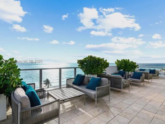 2-bedroom condo for sale in Fort Lauderdale - 551 N Fort Lauderdale Beach Blvd R201 - MondialRealty