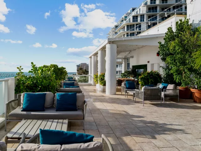 2-bedroom condo for sale in Fort Lauderdale - 551 N Fort Lauderdale Beach Blvd R201 - MondialRealty