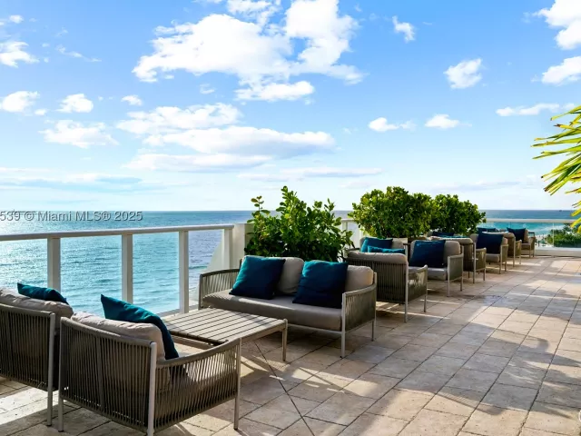 2-bedroom condo for sale in Fort Lauderdale - 551 N Fort Lauderdale Beach Blvd R201 - MondialRealty