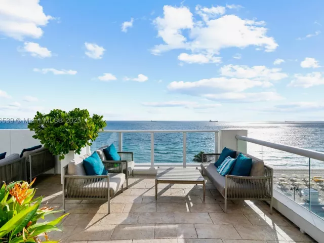 2-bedroom condo for sale in Fort Lauderdale - 551 N Fort Lauderdale Beach Blvd R201 - MondialRealty