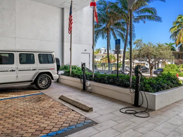 2-bedroom condo for sale in Fort Lauderdale - 551 N Fort Lauderdale Beach Blvd R201 - MondialRealty