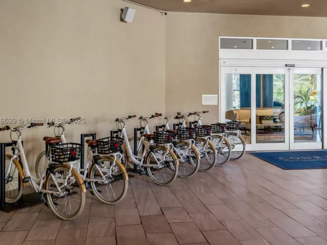 2-bedroom condo for sale in Fort Lauderdale - 551 N Fort Lauderdale Beach Blvd R201 - MondialRealty