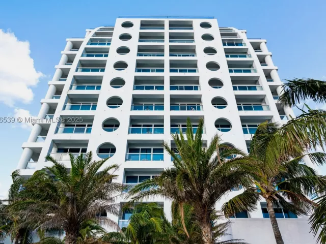 2-bedroom condo for sale in Fort Lauderdale - 551 N Fort Lauderdale Beach Blvd R201 - MondialRealty