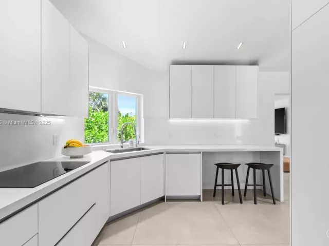 4-bedroom home for sale in Surfside - 9033 Emerson Ave - MondialRealty