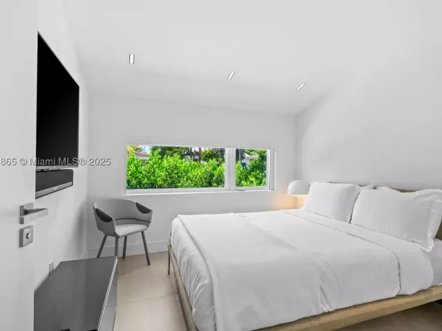4-bedroom home for sale in Surfside - 9033 Emerson Ave - MondialRealty