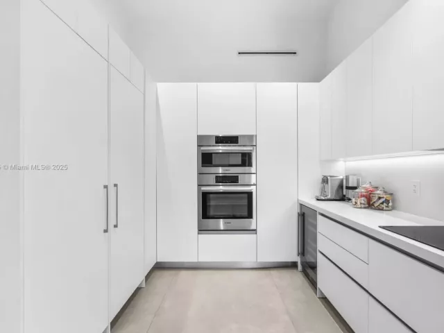 4-bedroom home for sale in Surfside - 9033 Emerson Ave - MondialRealty