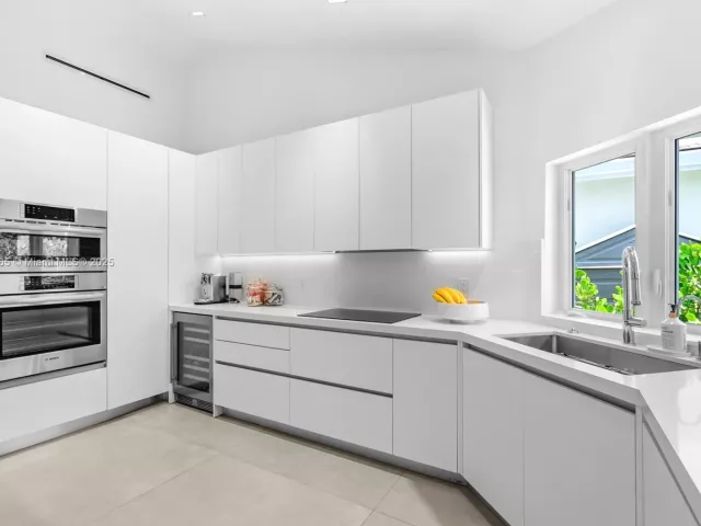 4-bedroom home for sale in Surfside - 9033 Emerson Ave - MondialRealty