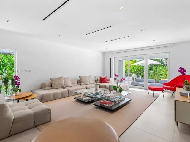 4-bedroom home for sale in Surfside - 9033 Emerson Ave - MondialRealty