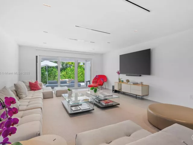 4-bedroom home for sale in Surfside - 9033 Emerson Ave - MondialRealty