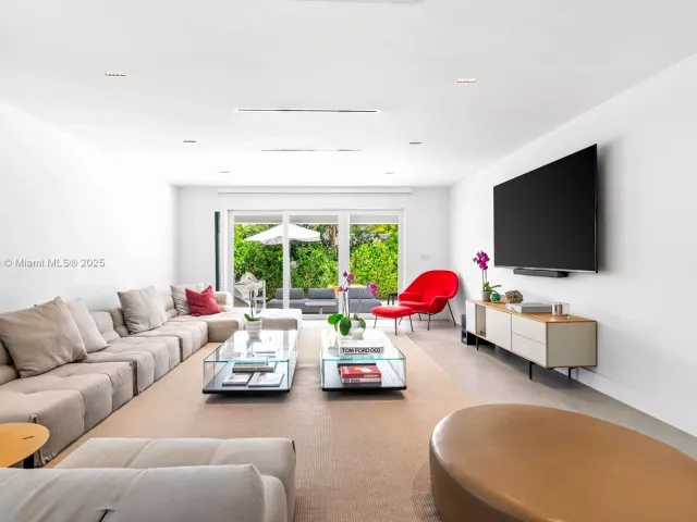 4-bedroom home for sale in Surfside - 9033 Emerson Ave - MondialRealty