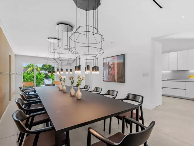 4-bedroom home for sale in Surfside - 9033 Emerson Ave - MondialRealty