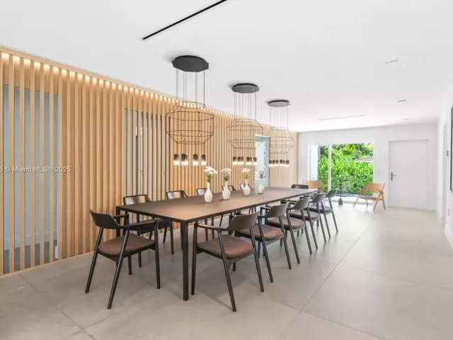 4-bedroom home for sale in Surfside - 9033 Emerson Ave - MondialRealty