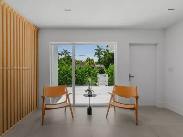 4-bedroom home for sale in Surfside - 9033 Emerson Ave - MondialRealty