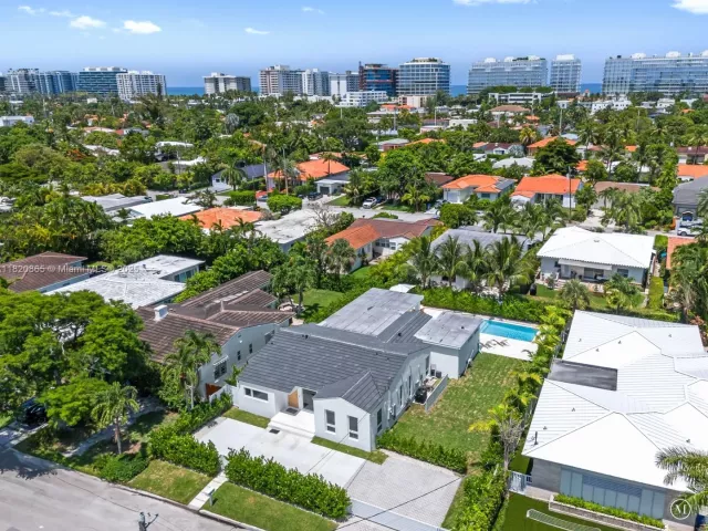 4-bedroom home for sale in Surfside - 9033 Emerson Ave - MondialRealty