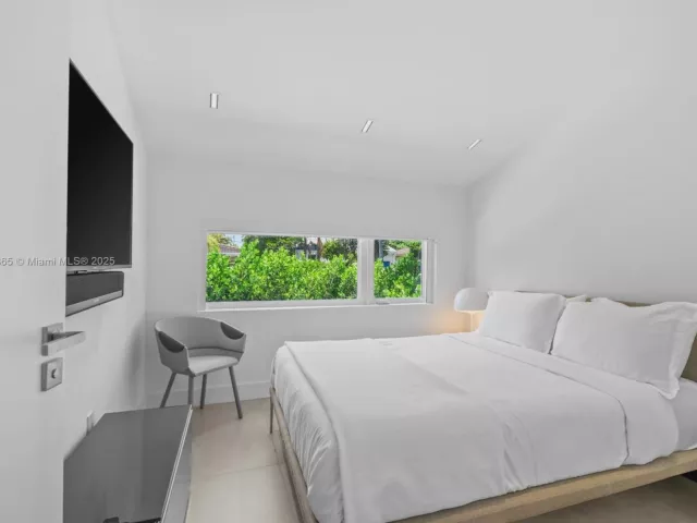 4-bedroom home for sale in Surfside - 9033 Emerson Ave - MondialRealty