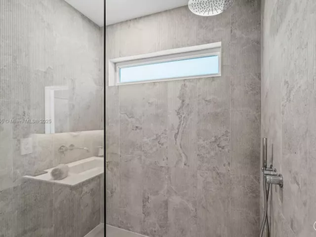 4-bedroom home for sale in Surfside - 9033 Emerson Ave - MondialRealty