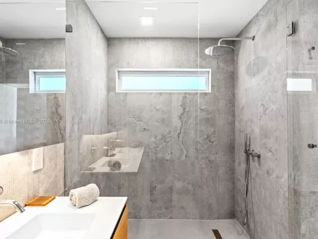 4-bedroom home for sale in Surfside - 9033 Emerson Ave - MondialRealty