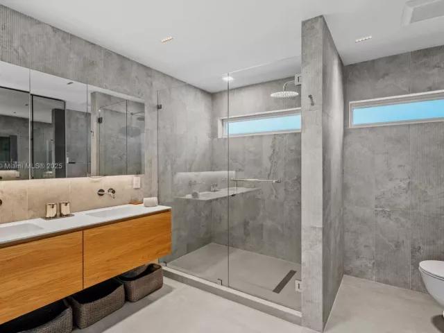 4-bedroom home for sale in Surfside - 9033 Emerson Ave - MondialRealty