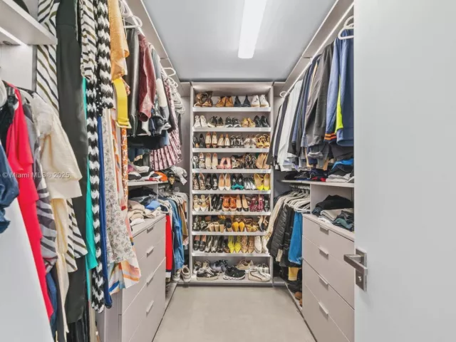 4-bedroom home for sale in Surfside - 9033 Emerson Ave - MondialRealty