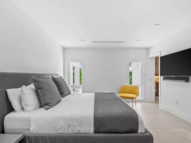 4-bedroom home for sale in Surfside - 9033 Emerson Ave - MondialRealty