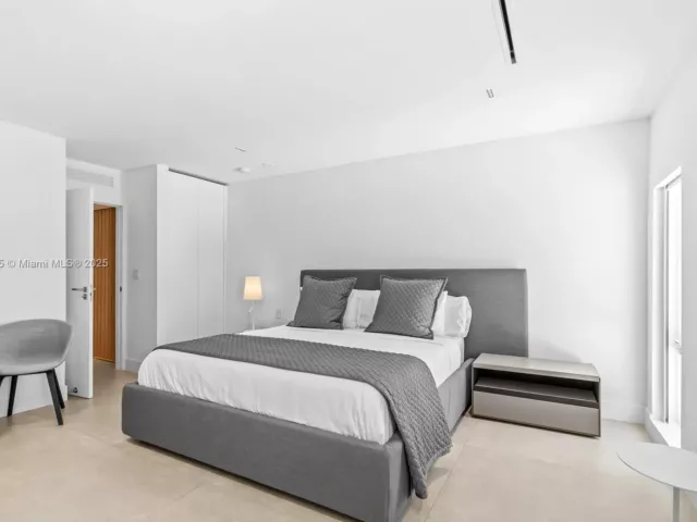 4-bedroom home for sale in Surfside - 9033 Emerson Ave - MondialRealty