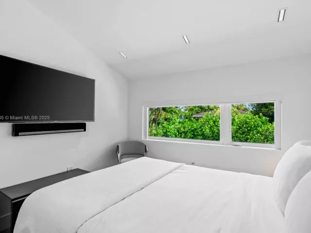 4-bedroom home for sale in Surfside - 9033 Emerson Ave - MondialRealty